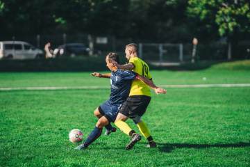 足坛一夜动态：巴萨2-0皇马夺冠！梅西祝贺 阿森纳1-0领先5分（配图示意）